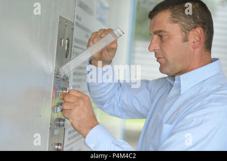 Person mit Self-Service-Autowaschanlage Staubsauger Maschine Stockfoto