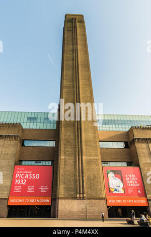 London. Juni 2018. Ein Blick auf die Picasso Ausstellung in der Tate Modern entlang der South Bank in London. Stockfoto