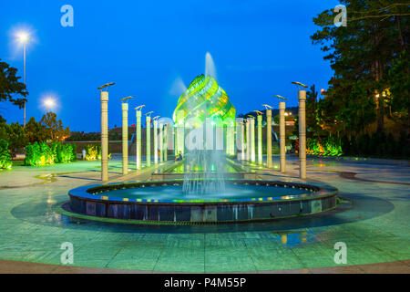 DALAT, VIETNAM - 12. MÄRZ 2018: Doha Cafe bei Lam Vien Square in Dalat bei Sonnenuntergang, Vietnam Stockfoto