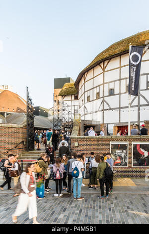 London. Juni 2018. Eine Ansicht der Menschen außerhalb der shakespere Globe Theatre in London. Stockfoto