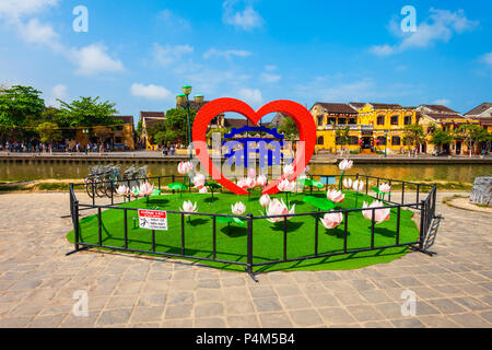 HOI AN, VIETNAM - 17. MÄRZ 2018: Alte Stadt Herzsymbol an der Riverfront von Hoi An Stadt in Quang Nam Provinz Vietnam Stockfoto