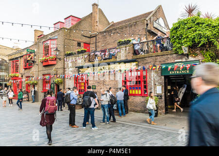 London. Juni 2018. Ein Blick auf die Personen, die nach der Arbeit einen Drink in der Anchor Pub in London. Stockfoto