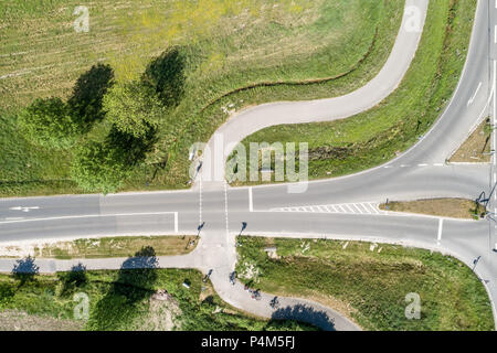 Luftbild von einem Radweg in Deutschland Überqueren einer Straße für Autos, vertikalen Bildwinkel, abstrakten Stockfoto