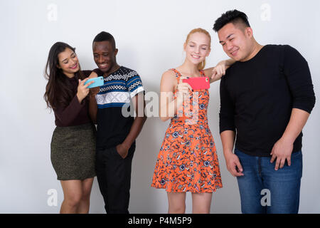 Gerne vielfältige Gruppe von multi-ethnische Freunde mit einer mobile Pho Stockfoto