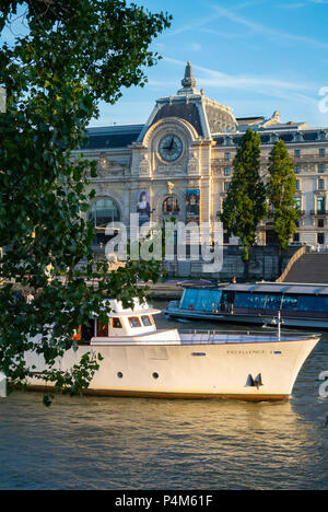 Touristische Boot Kreuzfahrt auf der Seine um Musée d'Orsay, Paris, IDF, Frankreich Stockfoto