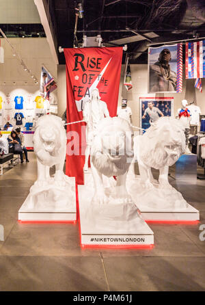 London. Juni 2018. Ein Blick auf die England Fußball 3 Löwen in der Nike Town Flagship Store in London. Stockfoto