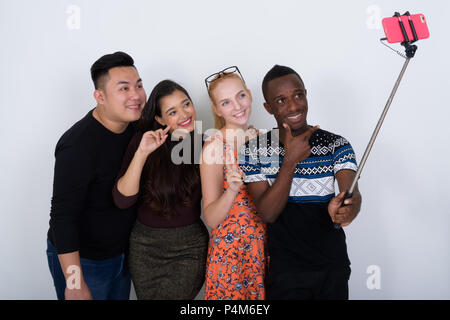 Gerne vielfältige Gruppe von multi-ethnische Freunde lächelnd, während sie Stockfoto
