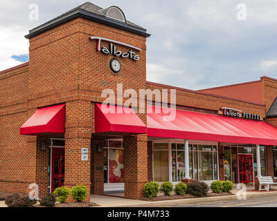 HICKORY, NC, USA-21. Juni 18: Talbots, Bekleidungsgeschäft, in einem gehobenen Einkaufszentrum entfernt. Talbots betreibt 495 Filialen in den USA. Stockfoto