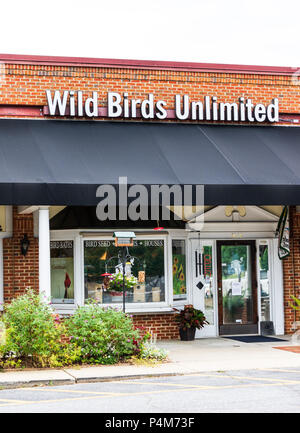 HICKORY, NC, USA-21. Juni 18: wilde Vögel Unbegrenzte betreibt über 300 Filialen in den USA und Kanada, spezialisiert auf bird Seed, Bird Feeder, und andere Stockfoto