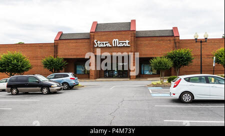 HICKORY, NC, USA-21. Juni 18: Stein Mark ist eine US-amerikanische Rabatt Männer und Frauen Kaufhauskette in Jacksonville, Florida. Stockfoto