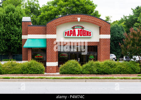 HICKORY, NC, USA-21. Juni 18: Papa John's Pizza ist ein amerikanisches Restaurant Franchise Unternehmen, ist die 3. größte take-out und Pizza Delivery Res Stockfoto