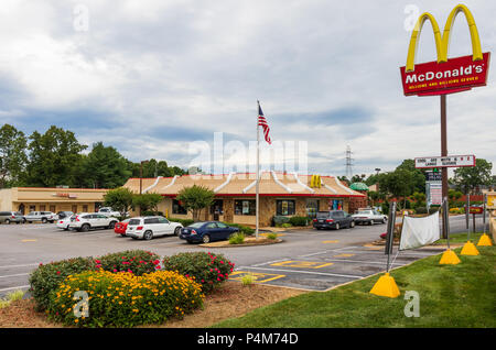 HICKORY, NC, USA-21. Juni 18: McDonald's ist eine US-amerikanische Fast-Food-Unternehmen, im Jahr 1940 gegründet und ist heute der weltweit größte Restaurantkette. Stockfoto