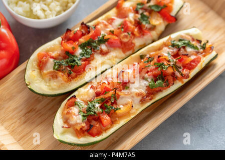 Gegrillte Zucchini gefüllt mit Gemüse und Mozzarella. Vegetarische Kost Stockfoto