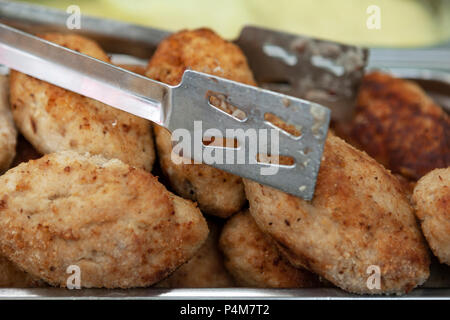 Frische Hähnchen Schnitzel für Lieferung im Esszimmer. Warme geröstete Schnitzel. Stockfoto