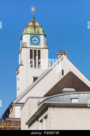Turm der St. Agatha Kirche in der Stadt Dietikon im Kanton Zürich. Stockfoto