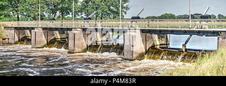 Barrage in der Fußgänger-Brücke über den Fluss Vechte in der Nähe von Zwolle, Niederlande Stockfoto