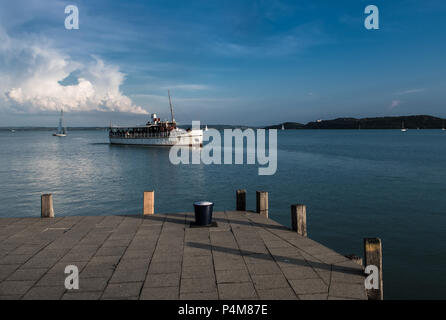 Fähre Schiff Ansätze Hafen am Plattensee in Ungarn Stockfoto