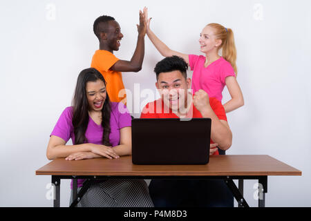 Studio shot von Happy vielfältige Gruppe von multi-ethnische Freunde smili Stockfoto