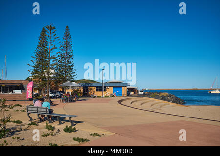 Essen Bereich an Badesteg Watten Park mit einem hellen wolkenlosen Himmel, Jetty Beach, Coffs Harbour, New South Wales, Australien Stockfoto