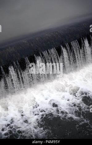 Ein Bild des fließenden Wassers. Der Damm ist so konzipiert, dass der Wasserstand in den Flüssen innerhalb der Stadt zu regeln und technischen Wasser Industrie zur Verfügung zu stellen Stockfoto