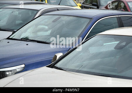 Dächer von mehreren Autos. Viele Autos stehen bei rush hour schließen. Stockfoto