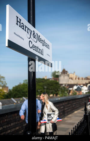 Windsor und Eton Hauptbahnhof umbenannt Plattform zeichen zu lesen "Harry und Meghan Zentrale' vor der königlichen Hochzeit. Dies hat eine besonders schwere konzentrieren, um eingehende Anrufe abzuwickeln, Touristen, und war das erste Zeichen Reisende auf ihrem Eintrag zu Windsor zu begrüßen. Stockfoto