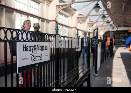 Windsor und Eton Hauptbahnhof umbenannt Plattform zeichen zu lesen "Harry und Meghan Zentrale' vor der königlichen Hochzeit. Dies hat eine besonders schwere konzentrieren, um eingehende Anrufe abzuwickeln, Touristen, und war das erste Zeichen Reisende auf ihrem Eintrag zu Windsor zu begrüßen. Stockfoto