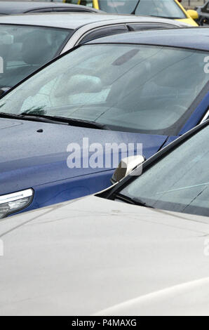 Dächer von mehreren Autos. Viele Autos stehen bei rush hour schließen. Stockfoto
