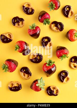 Schokolade Erdbeeren und Schokolade Brezeln Stockfoto