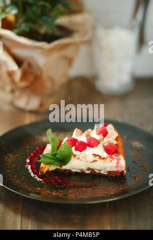 Ein Stück himbeer Torte mit frischer Minze Stockfoto