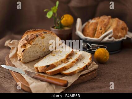 Home-made apricot und Haselnuss Brot Stockfoto