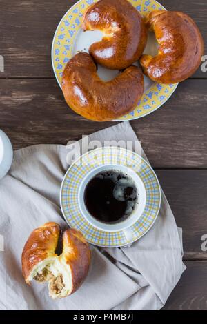 Sichelförmige walnuss Kuchen und einer Tasse Kaffee Stockfoto