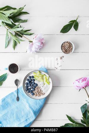 Eine Schüssel mit Joghurt mit frischen Früchten (von oben gesehen) Stockfoto