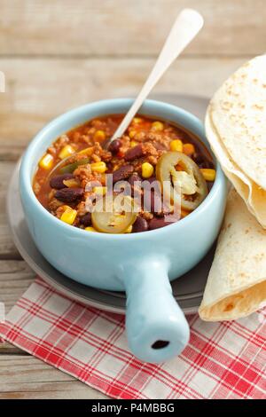 Chili con carne mit tortillas Stockfoto