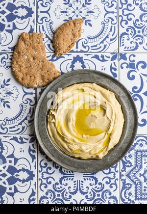 Hummus mit Olivenöl und Fladenbrot Stockfoto