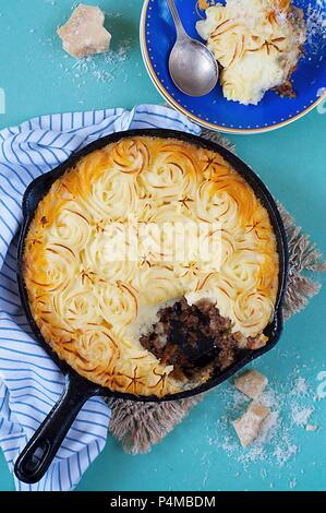 Cottage Pie mit Hackfleisch und Kartoffeln Püree Rosetten Stockfoto