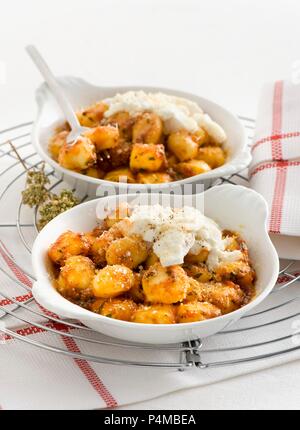 Gratinierte Gnocchi mit Ricotta und Pecorino Käse Stockfoto