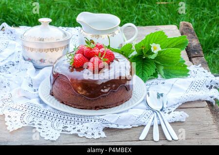 Schokolade Kuchen gekrönt mit Erdbeeren Stockfoto