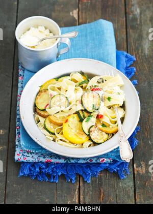 Tagliatelle mit Zucchini, Paprika und Petersilie Stockfoto