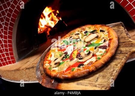 Pizza mit Champignons und Zucchini aus dem Holzofen Stockfoto