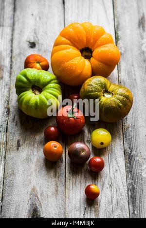 Bunte heirloom Tomaten auf Holzmöbeln im Landhausstil Oberfläche Stockfoto