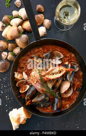 Bouillabaisse in einer Pfanne Stockfoto