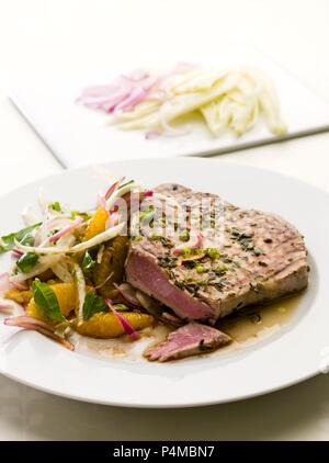 Thunfisch mit Orange und Fenchel Salat Stockfoto