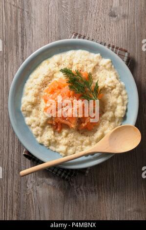 Blumenkohl Püree mit Kokos und geräuchertem Lachs Stockfoto