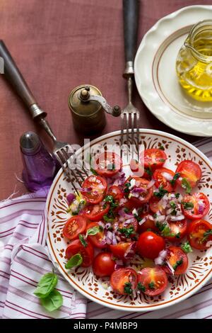 Eine Kirsche Tomaten, rote Zwiebel und Basilikum Salat Stockfoto