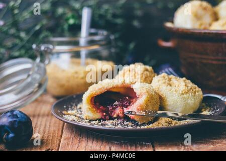 Pflaume Knödel mit Semmelbrösel Stockfoto