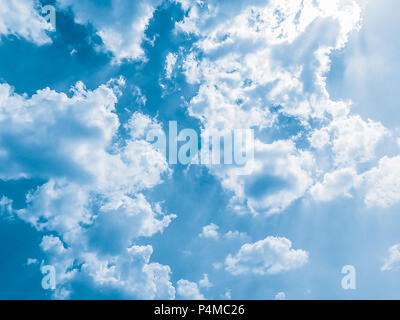 Hintergrund der Sommer Himmel von flauschige Wolken, Sonne und Wolken mit kopieren. Stockfoto