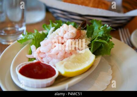 Krabbencocktail mit Zitronen und Tomatensauce. Stockfoto