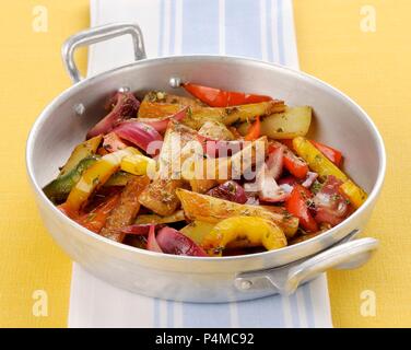 Buntes gebratenes Gemüse mit Oregano Stockfoto