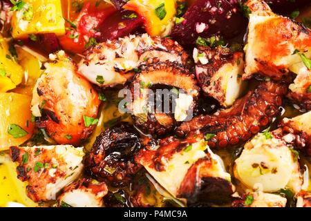 Gegrillter Tintenfisch mit Gekochte rote Rüben in Oregano Sauce Stockfoto